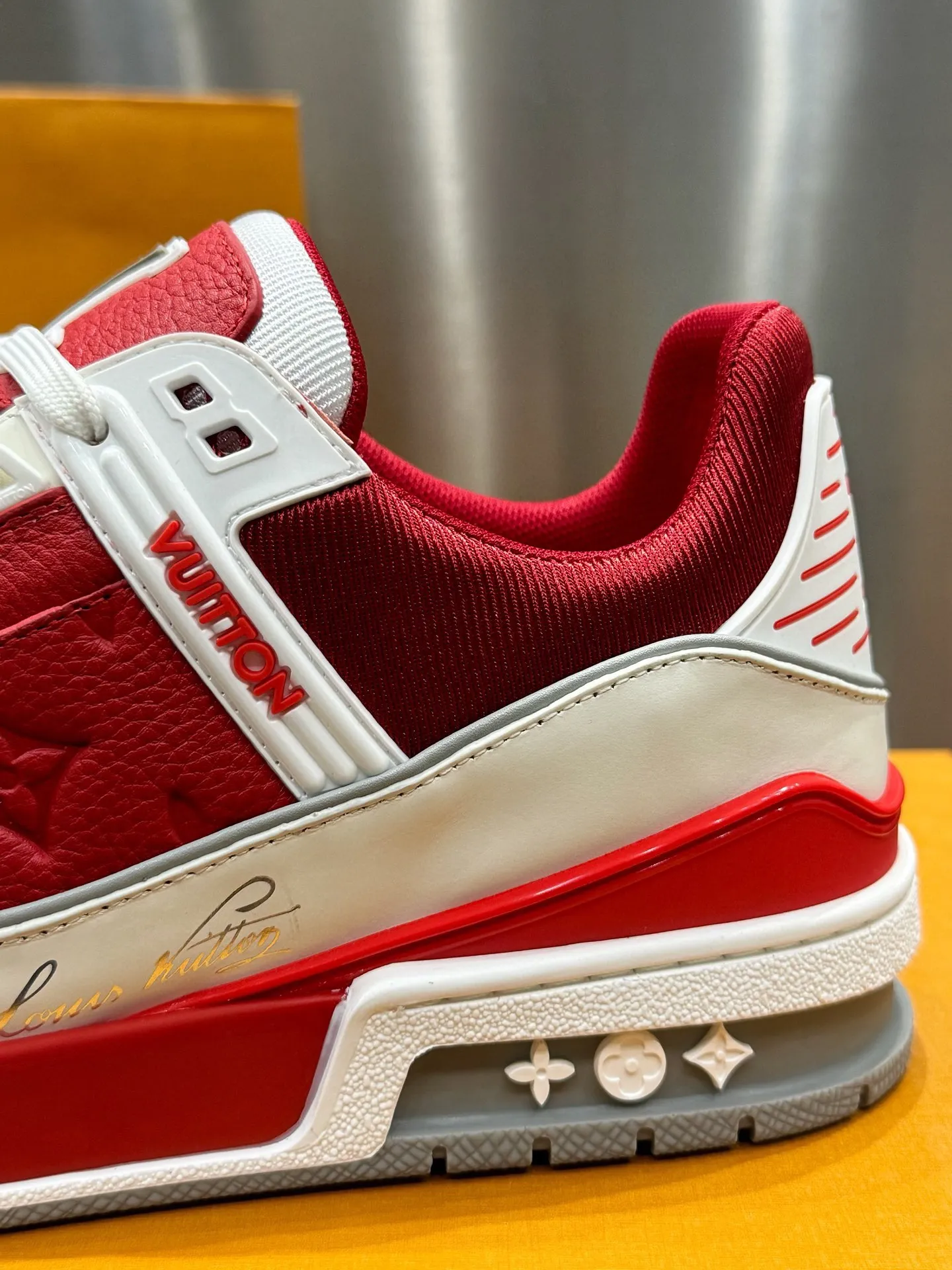 👟👟Ex-factory price 740👟👟 LOUIS VUITTON - the best-looking sneakers by Virgin Abloh, Lv Brand strongly recommends new products, official website limited edition retro basketball sneakers! Both high-top and low-top models spent money to purchase the original 1:1 accurate replica, the details are invincible, full of sincerity, imported custom-made original cowhide, the original package method is the same, the details are 100% restored, the private model customizes the original one-piece TPU outsole, which is different from other brands, without the original version, this effect cannot be achieved! LV’s best-looking couple shoes in the past, don’t miss it! Size: 35-45